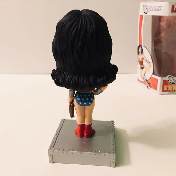 DC Universe Funko Wonder Women Wacky  Wobbler Bobble Head - Picture 14 of 16